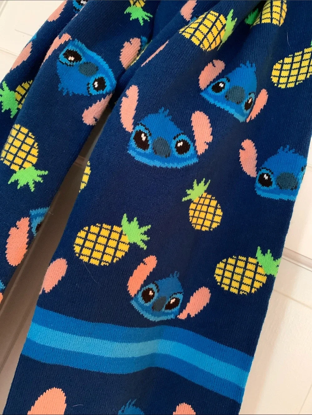 Disney Lilo & Stitch scarf In gr8 shape 👏🏻 Approximately 8” w x 90” l